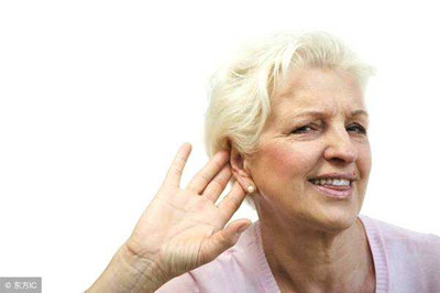 老人为什么不想配助听器？